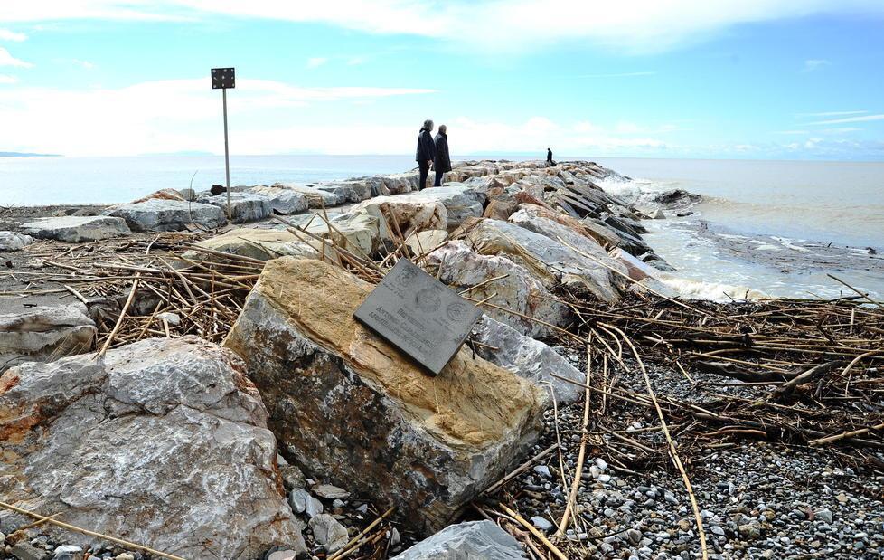 L’erosione attacca il monumento al Gabbiere 