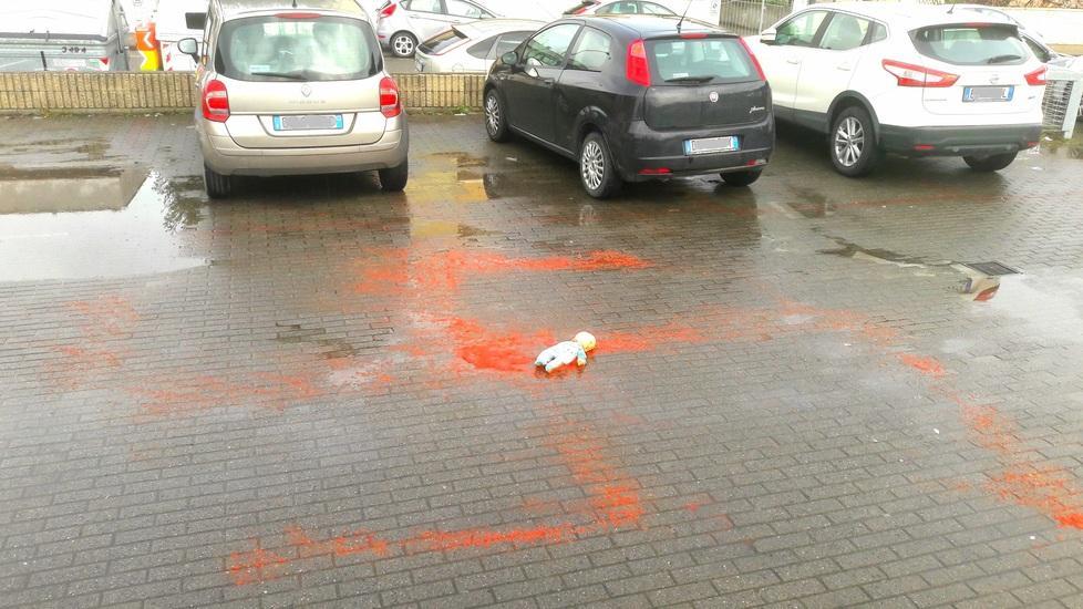 C’è una svastica con una bambola nel parcheggio 