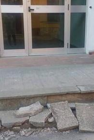 Marciapiede divelto davanti all’ingresso della farmacia
