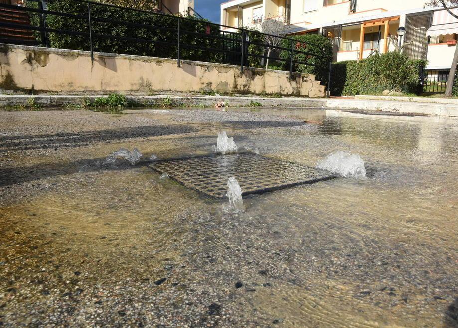 Acqua potabile dal tombino, “lago” in strada 