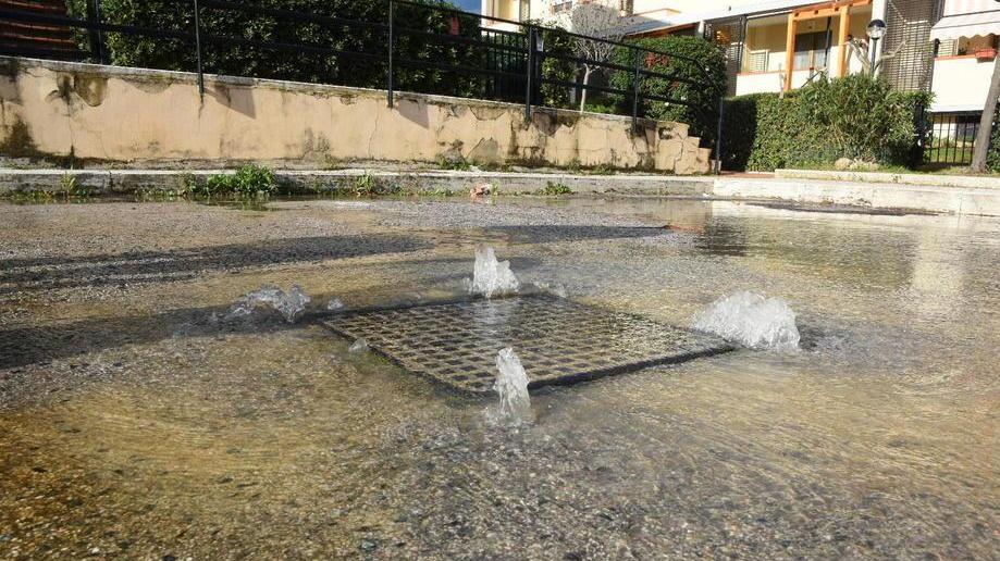 Acqua potabile dal tombino, “lago” in strada