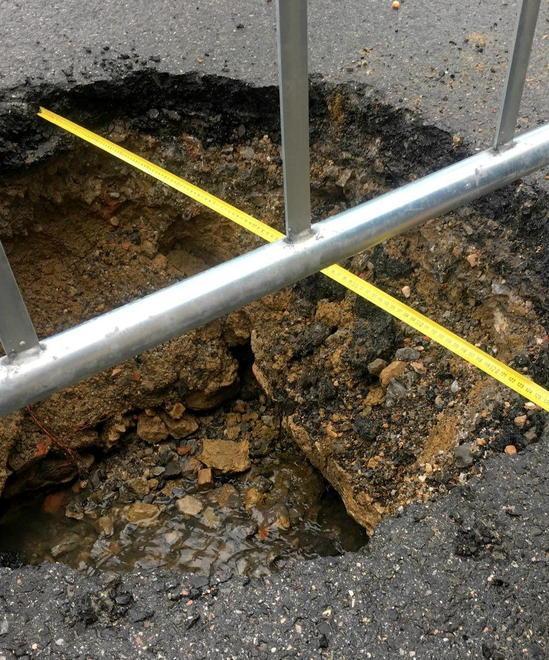 Largo 1.25 metri il cratere di piazza Damiano Chiesa