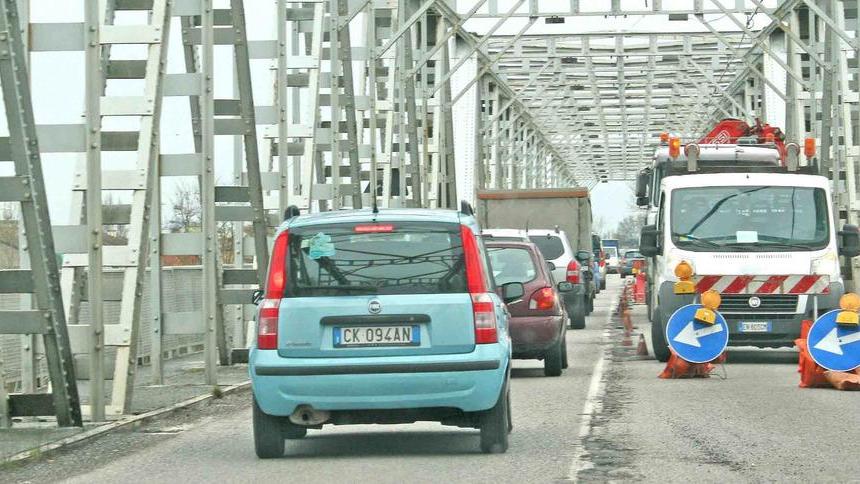 Ponte sul Po chiuso, i sindaci: lavori h24 e più treni
