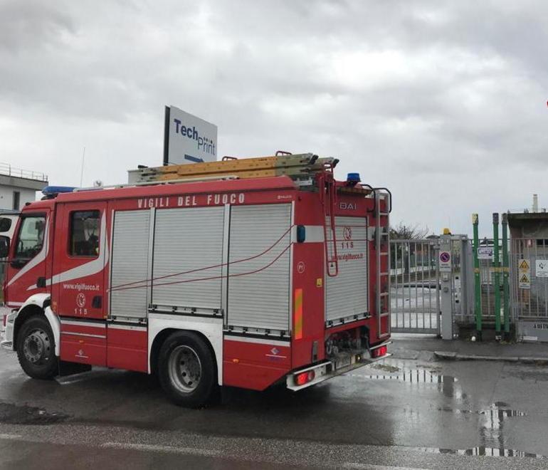 Operaio si schiaccia due dita mentre lavora in stamperia