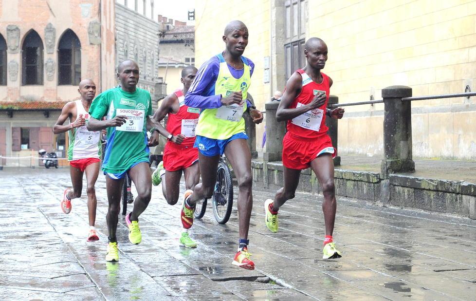 Assolo kenyano sotto la pioggia battente 