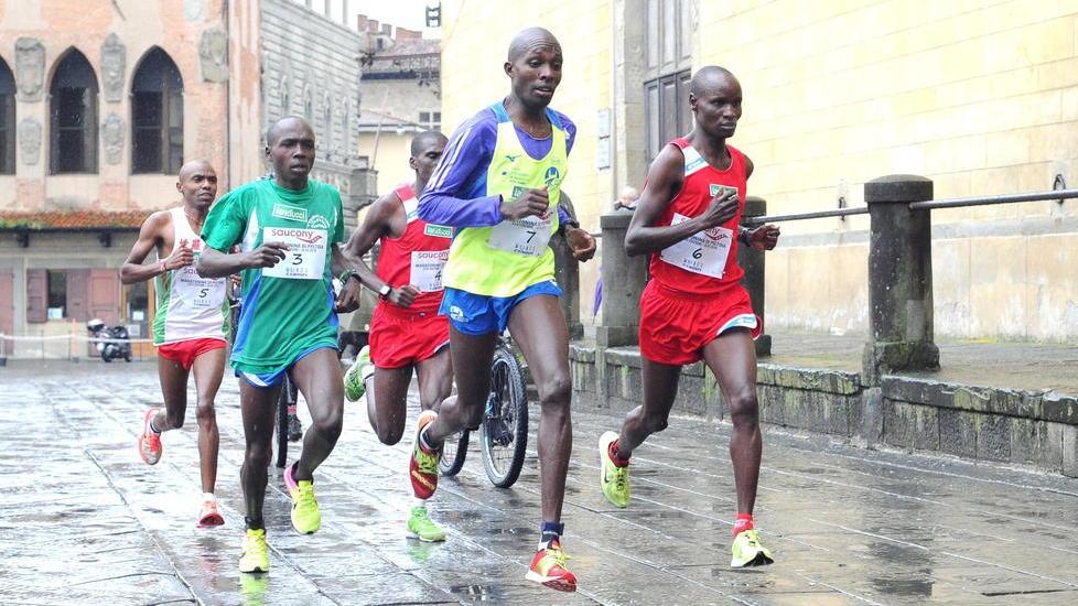 Assolo kenyano sotto la pioggia battente