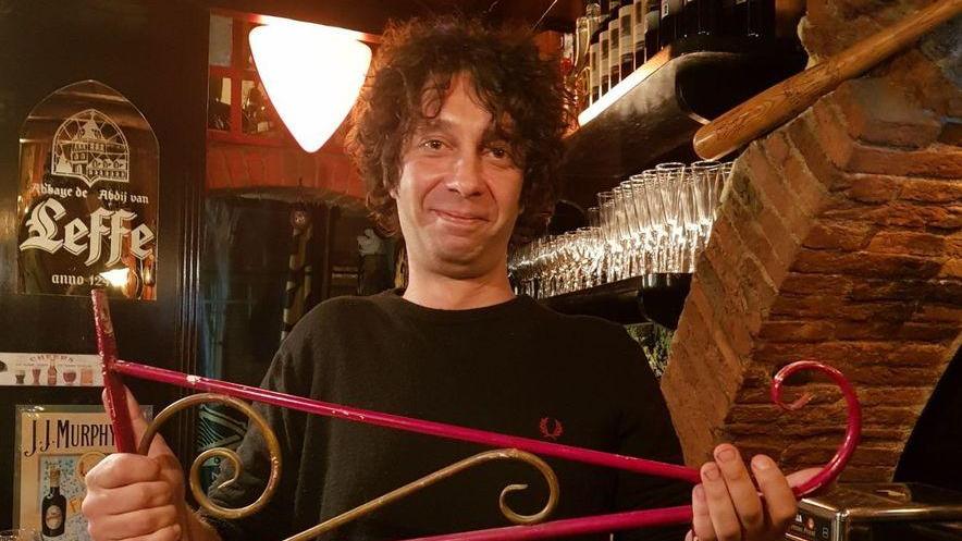 Ritrovata la base dell’insegna dei 13 Gobbi