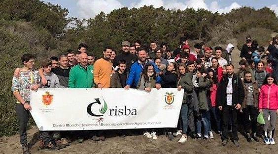 Gli studenti piantano cento gigli di mare