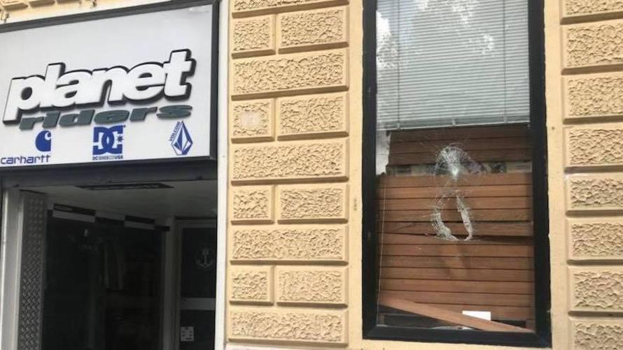 Spaccano la vetrina per rubare una felpa