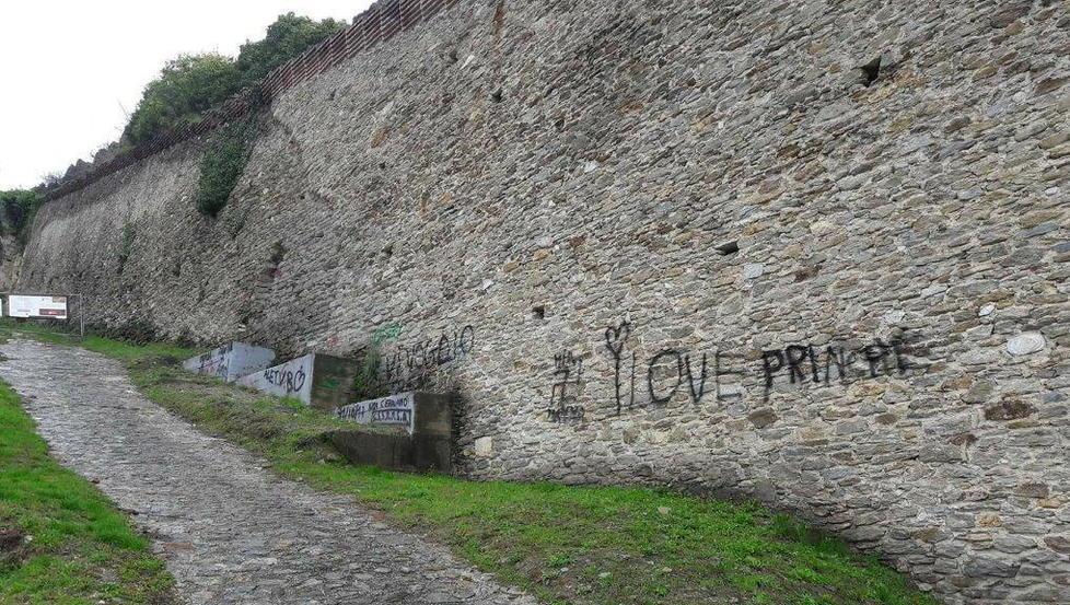 Le mura della Rocca di Sala deturpate dalle scritte 