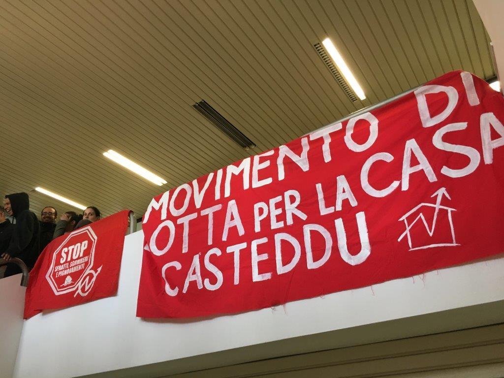 Il Movimento per la casa occupa la sede di Abbanoa (foto Mario Rosas)