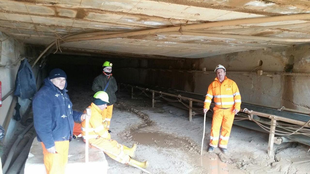 Miniera di Olmedo, i lavoratori occupano il pozzo a meno 100 metri 