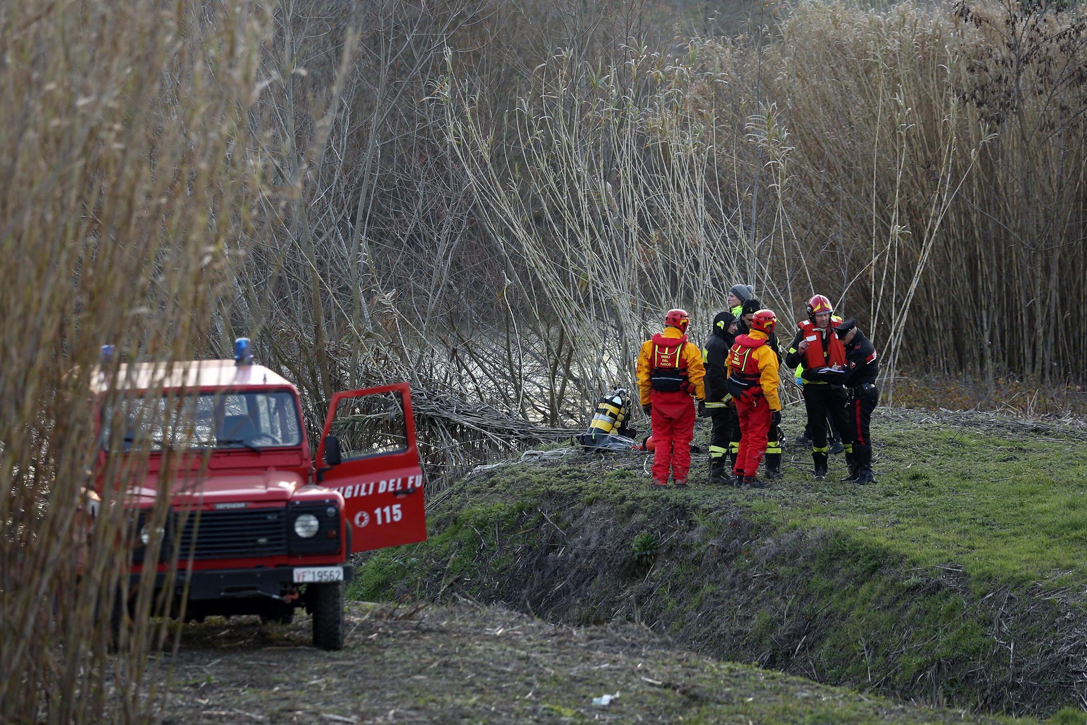 Un intervento dei vigili del fuoco e dei carabinieri lungo il curso di un fiume