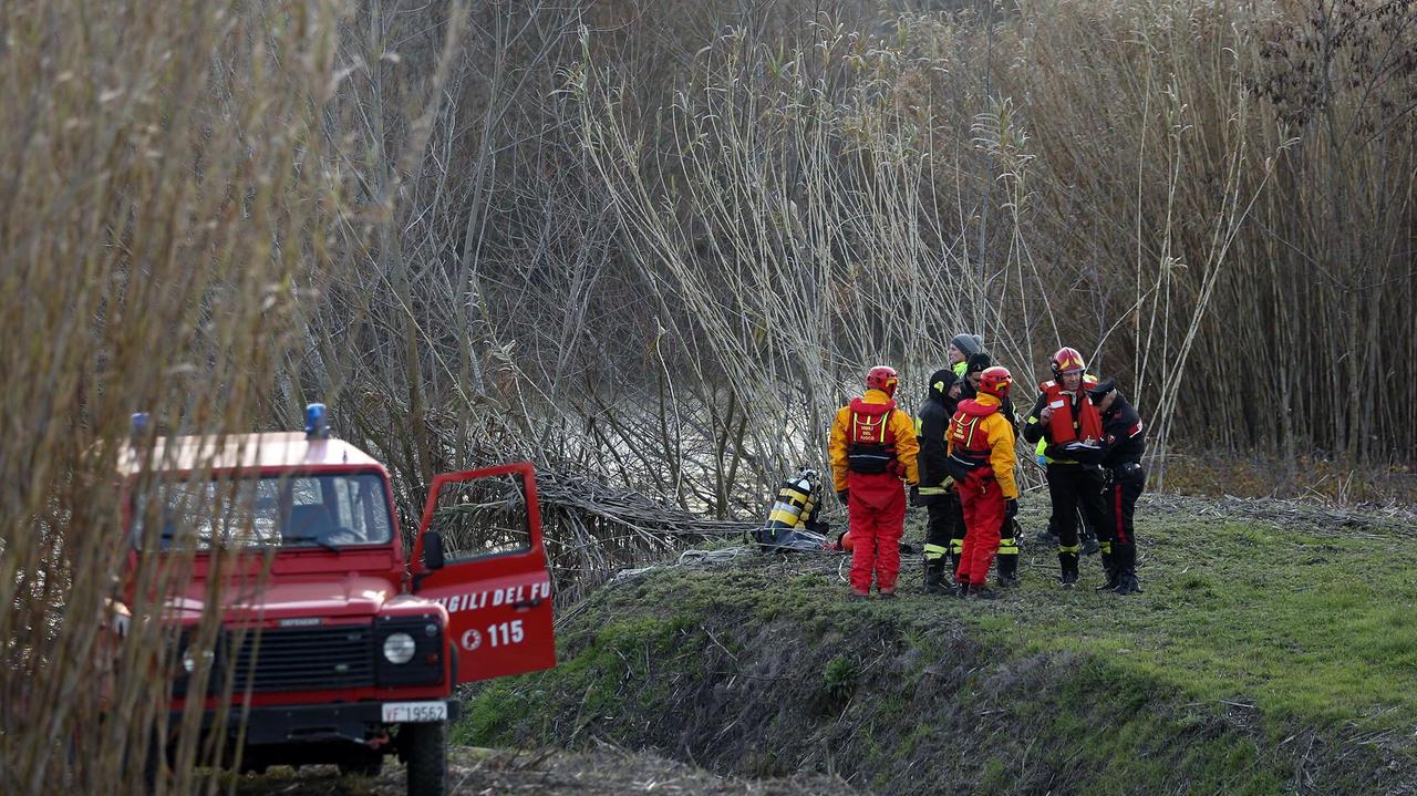Un intervento dei vigili del fuoco e dei carabinieri lungo il curso di un fiume