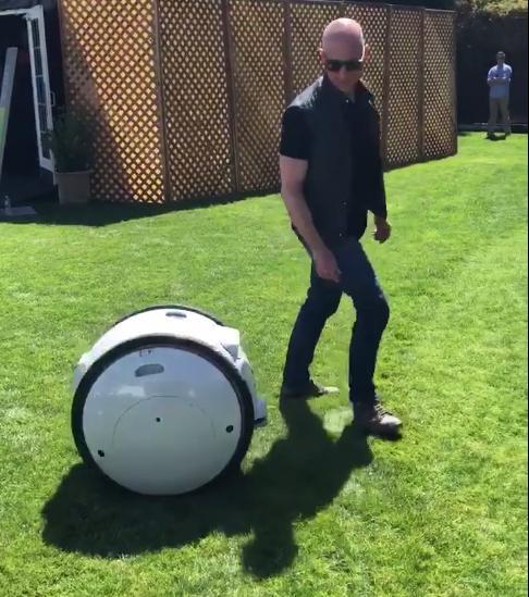 Jeff Bezos con il robot Gita