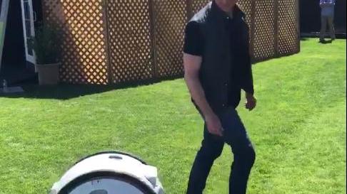 Jeff Bezos con il robot Gita