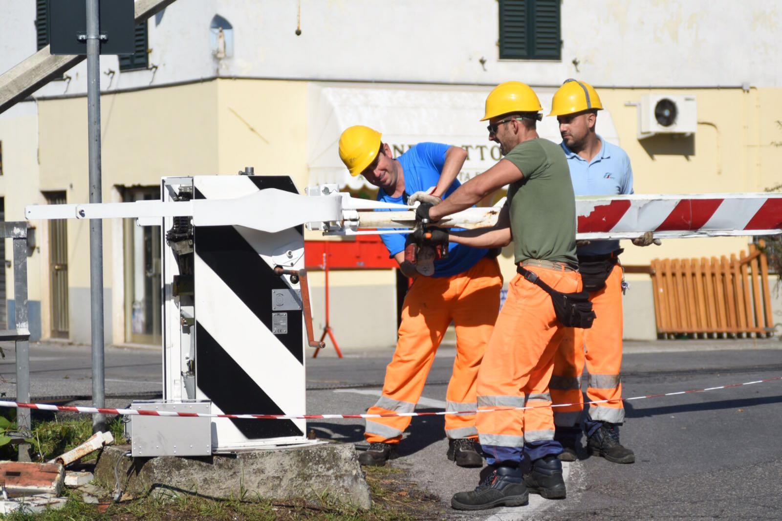 Operai al lavoro su un passaggio a livello (foto archivio) 