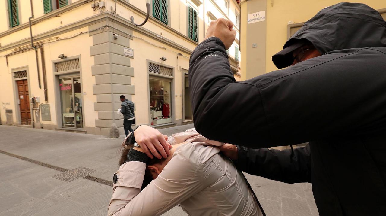 Minaccia e aggredisce la moglie, in manette un trentaquattrenne