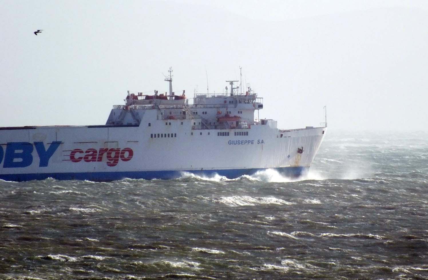 Una mareggiata nel canale di Piombino