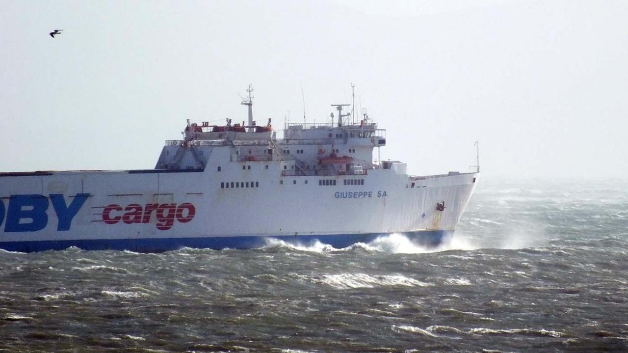 Una mareggiata nel canale di Piombino