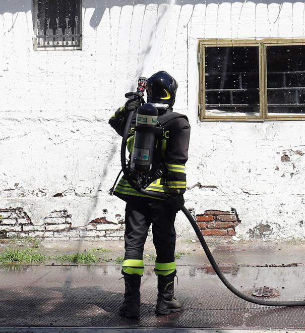 Le cade la candela e la coperta prende fuoco