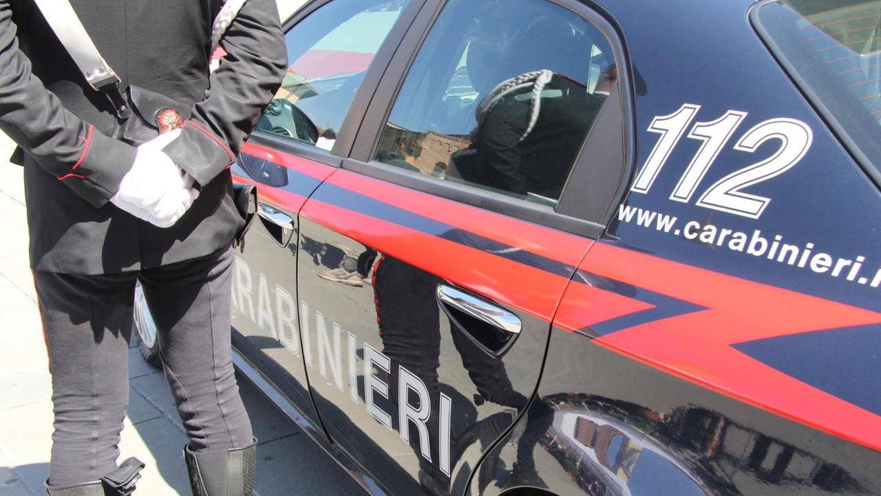 Regala droga a due minorenni: arrestato