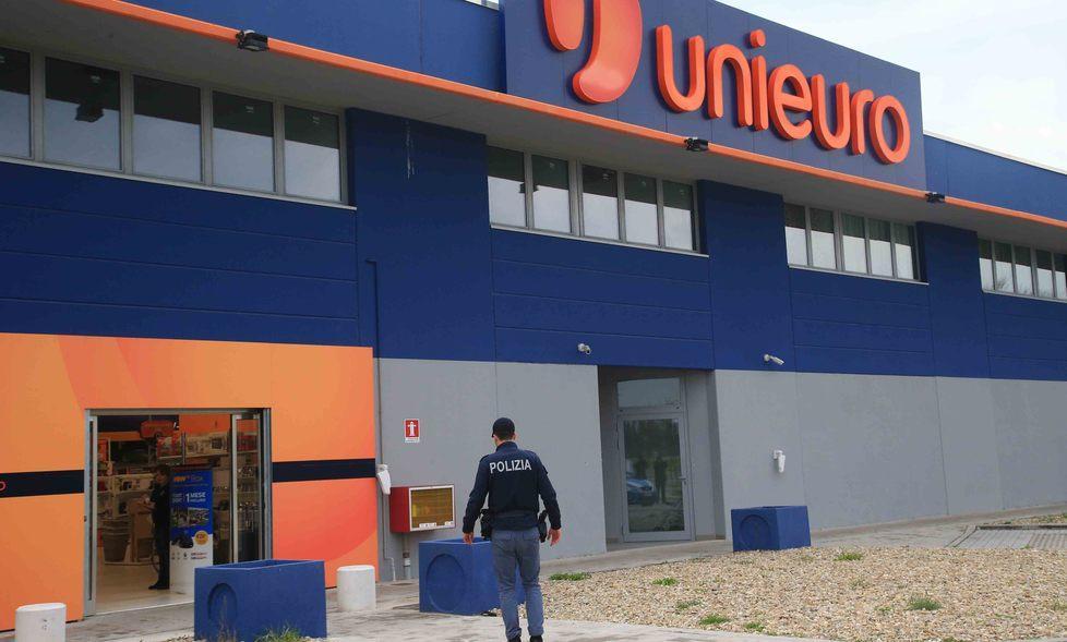 Reggio Emilia, colpo grosso all’Unieuro sventato dalla polizia 