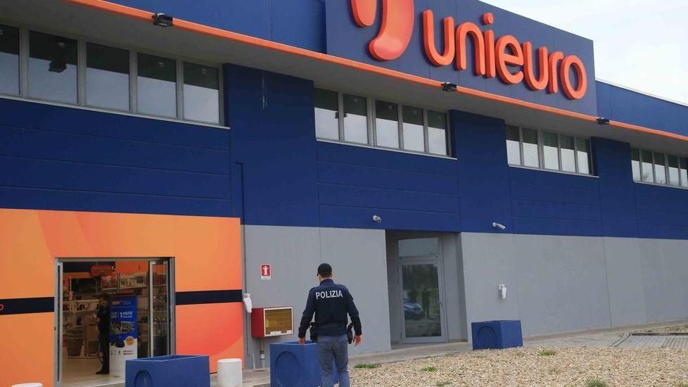 Reggio Emilia, colpo grosso all’Unieuro sventato dalla polizia