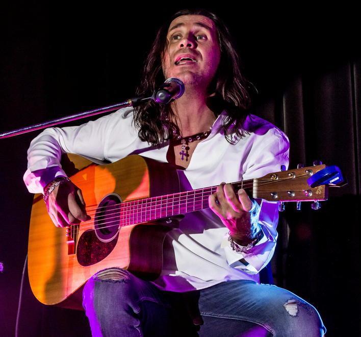 Giuseppe Povia durante un concerto