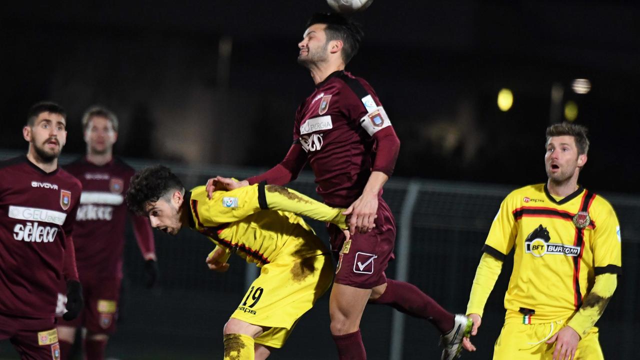 Il capitano del Pontedera Andrea Caponi salta alle spalle di Nicolas La Vigna