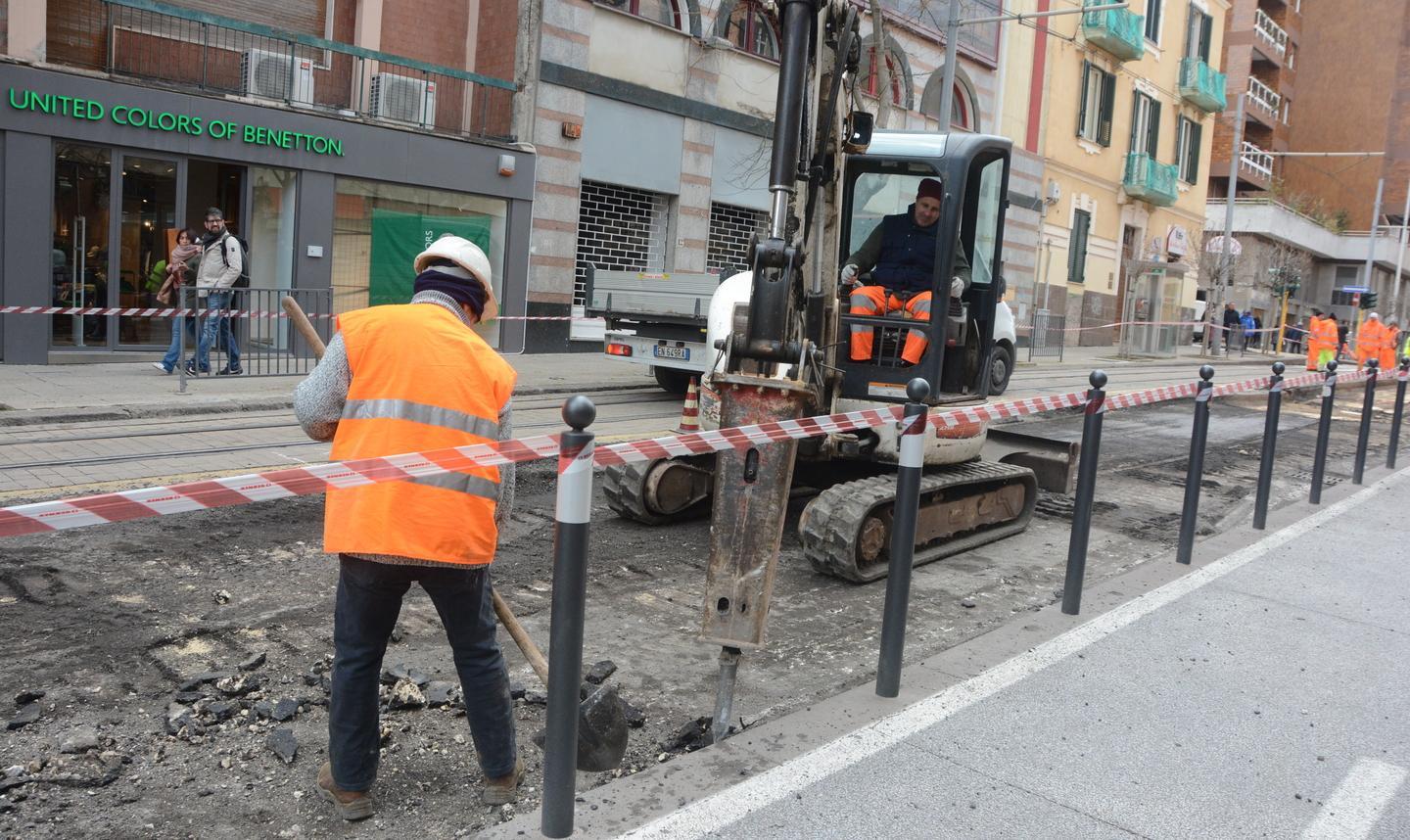Ruspe e picconi in azione «Si poteva fare ad agosto» 