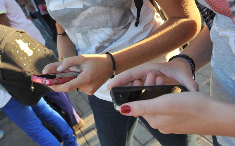 Prof chiede la consegna del cellulare, lo studente la colpisce con un pugno 