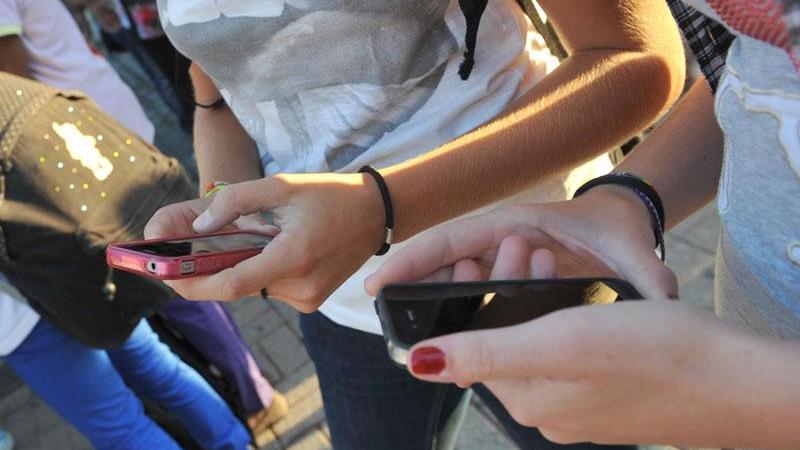 Prof chiede la consegna del cellulare, lo studente la colpisce con un pugno