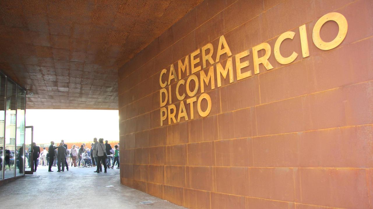 L'ingresso della sede della Camera di commerico di Prato (Foto Batavia)