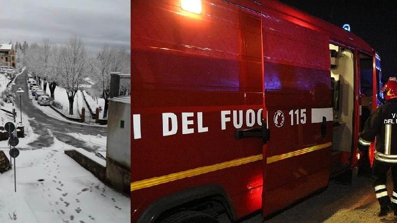 Un'immagine di Montieri sotto la nevicata della notte tra martedì e mercoledì e vigili del fuoco in azione (archivio)