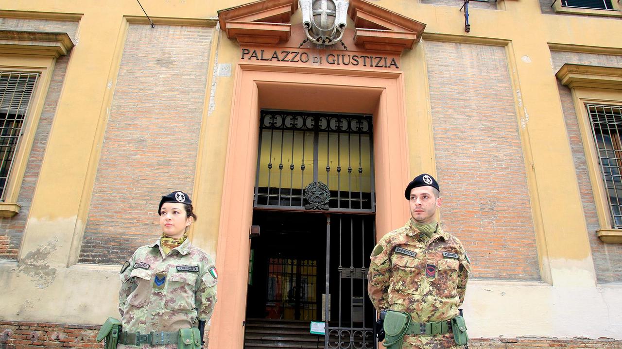 Modena, minorenne incinta: il Dna accusa il padre
