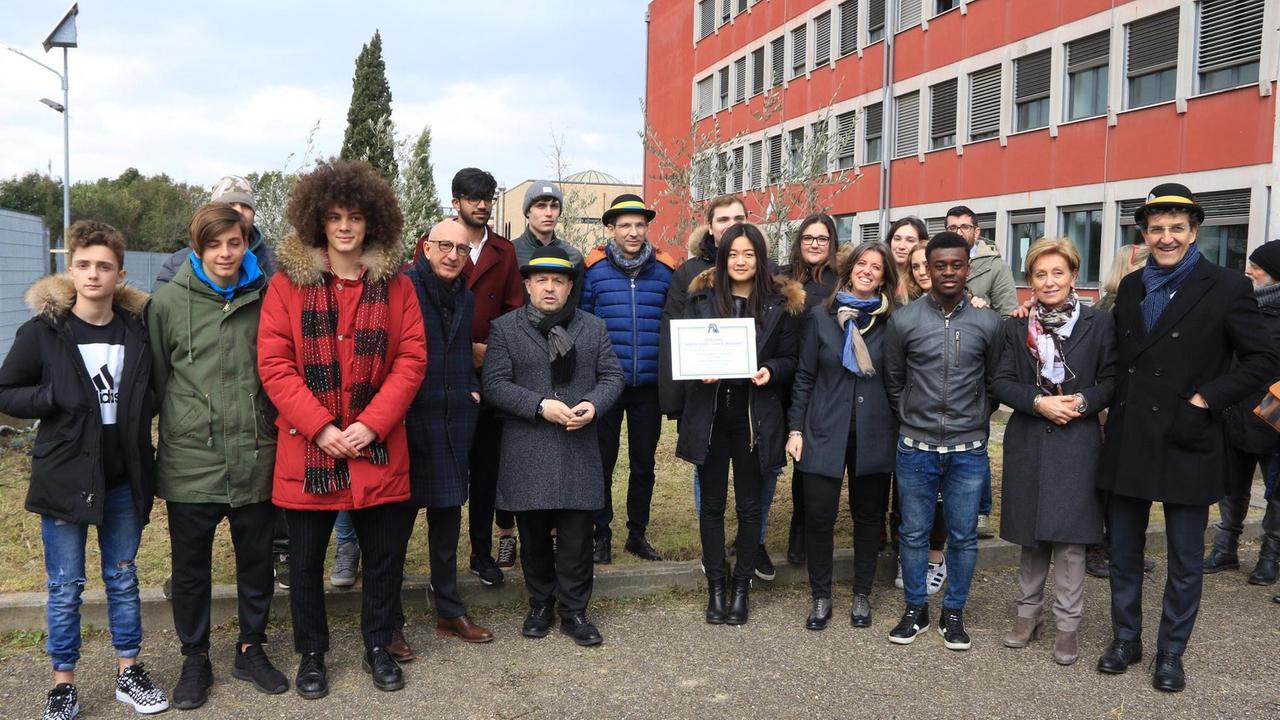 Foto di gruppo all'inaugurazione del giardino del Dagomari (Foto Sproviero-Batavia)