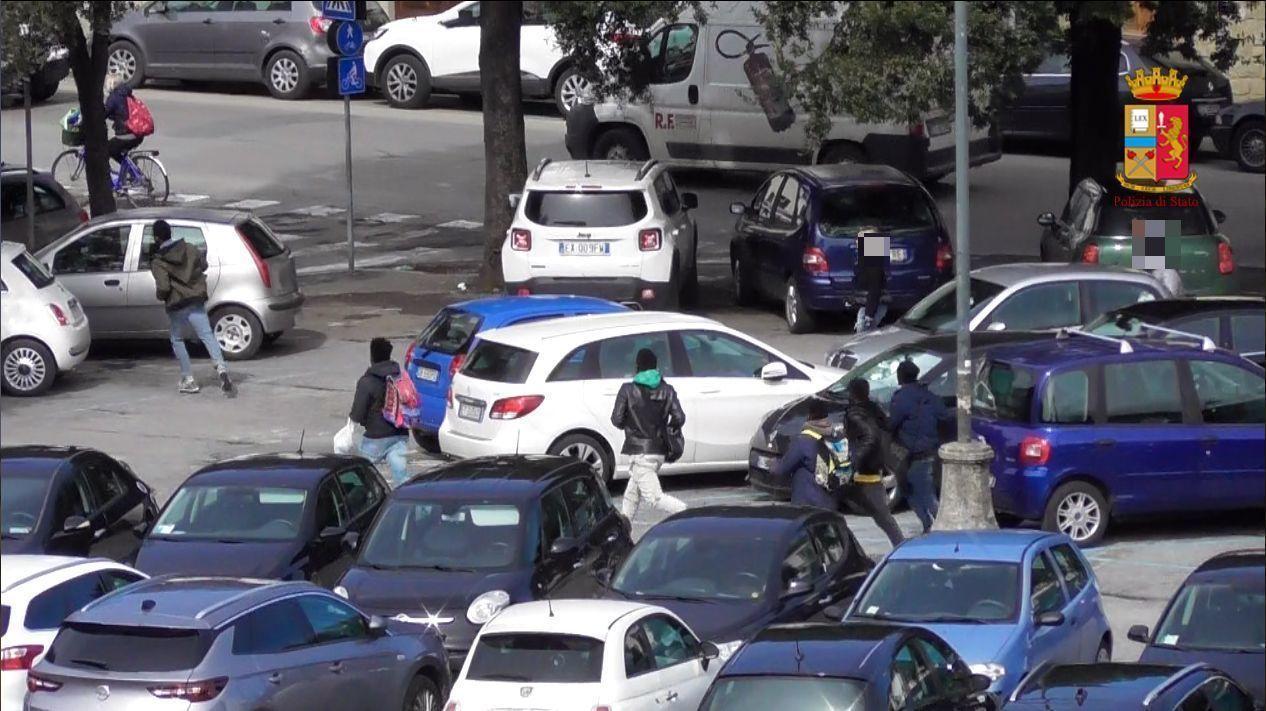 Ambulanti in fuga tra la gente
