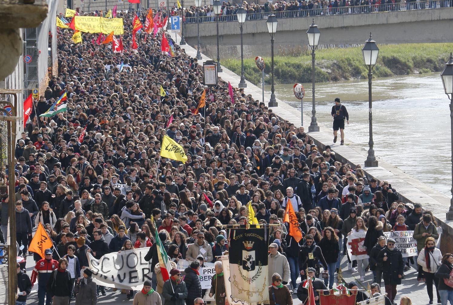 Il corteo sul lungarno