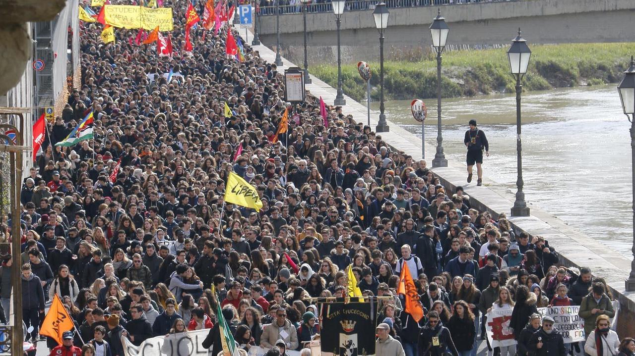 Il corteo sul lungarno