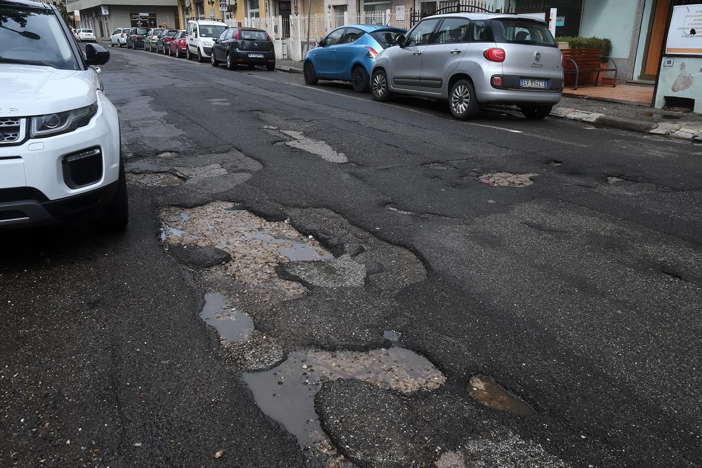 Le condizioni pessime dell'asfalto in via Mattei