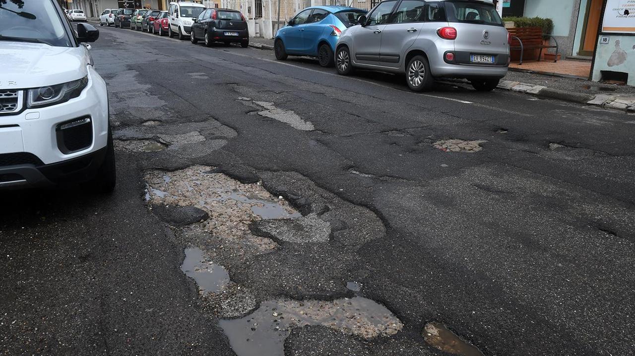 Le condizioni pessime dell'asfalto in via Mattei