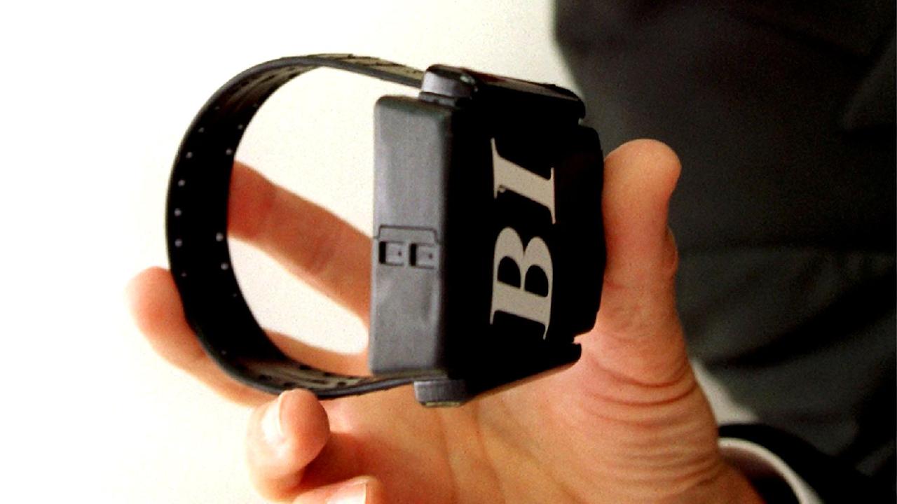 Picchia l'ex fidanzata, ai domiciliari con il braccialetto elettronico