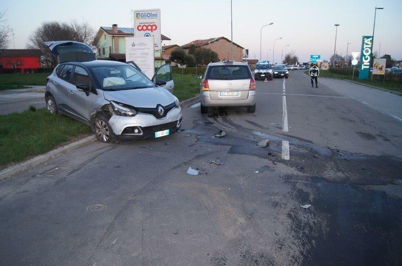 Le due auto rimaste coinvolte nell'incidente di San Felice
