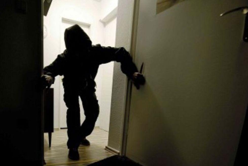 Viareggio: trova i ladri in casa che lo minacciano col cacciavite 