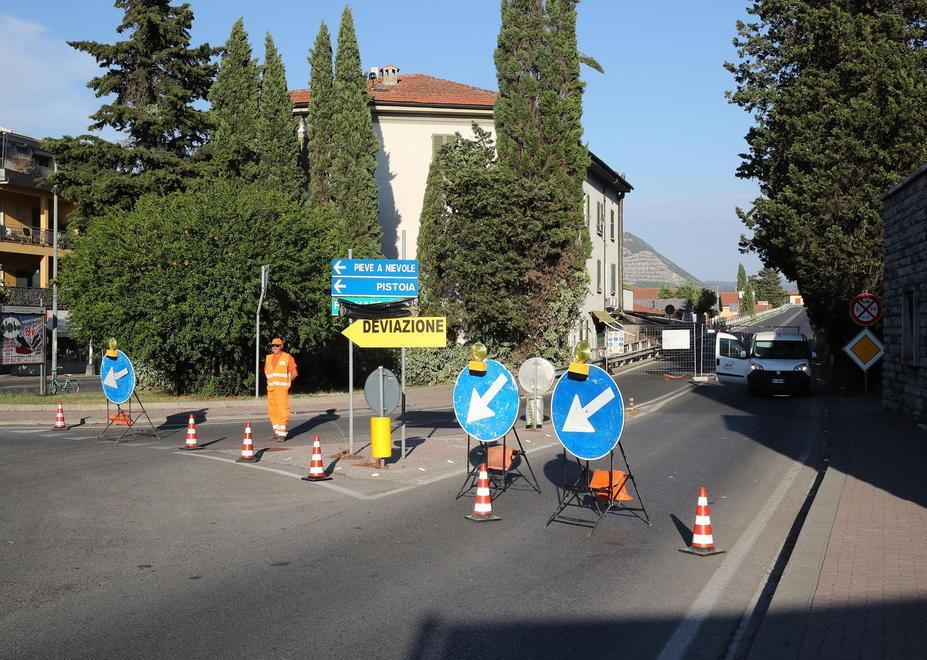 Deviazioni all’ingresso del cavalcavia venendo dalla stazione: il senso unico resta ancora per qualche giorno