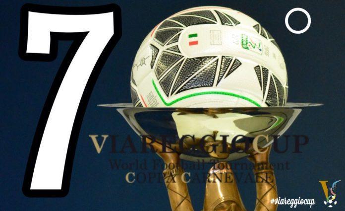 Viareggio Cup: lancio di bottiglie contro i giocatori al termine di Fiorentina-Empoli