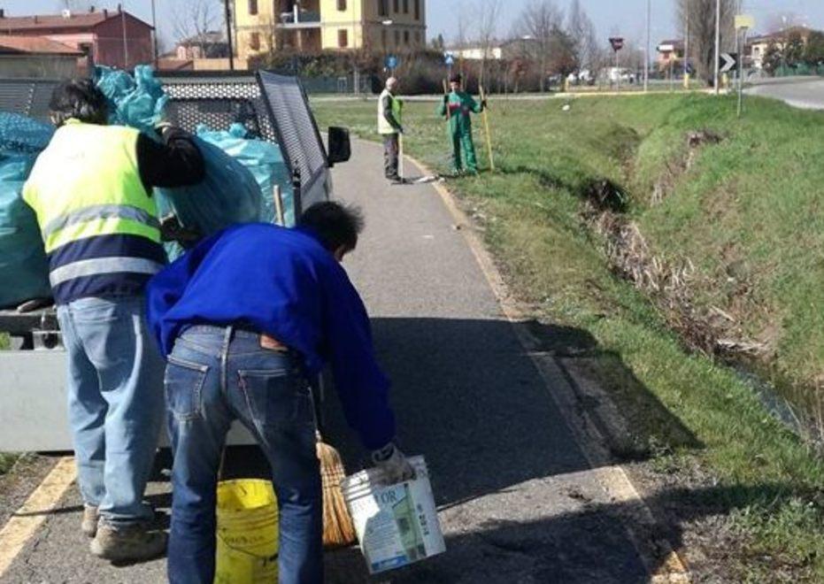 In quattro ripuliscono fosso e ciclabile
