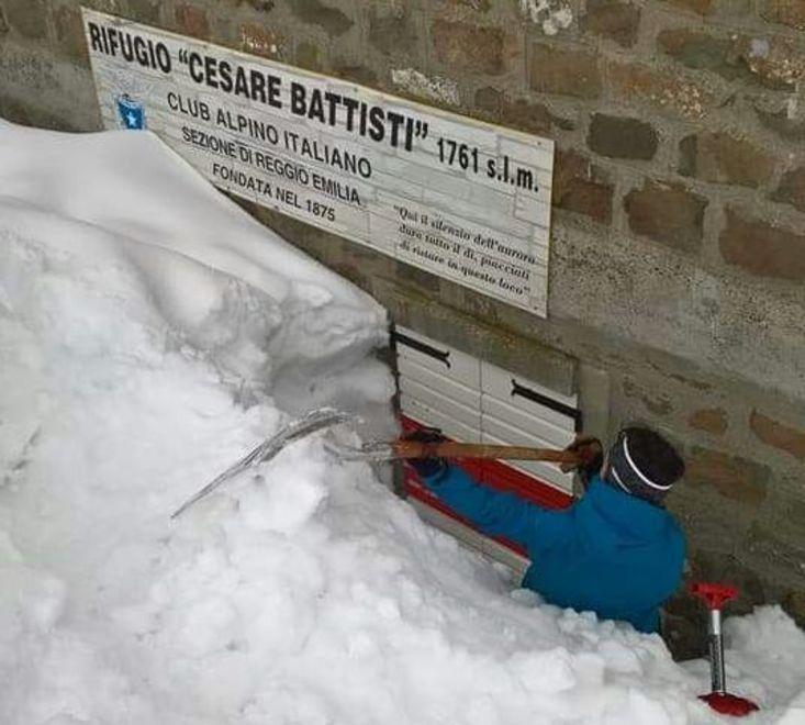 Rifugio Battisti sommerso di neve 