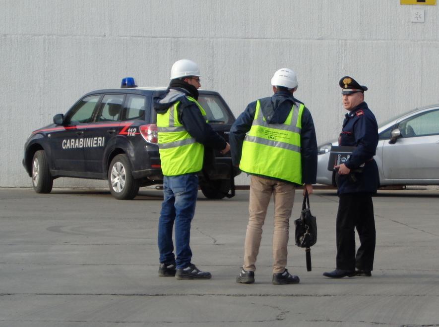 Cadono da tre metri, due elettricisti feriti 